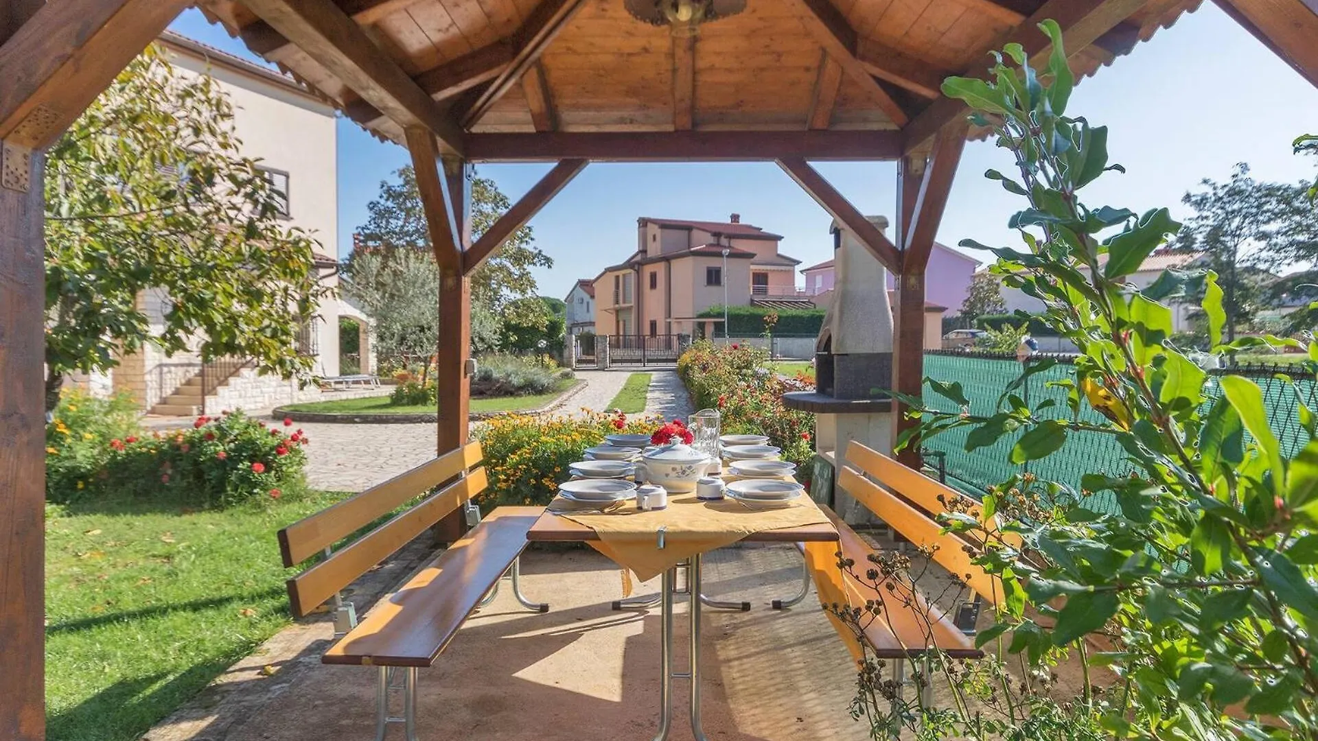 Modern, Affordable And Nicely Decorated - Paradise Pula Guest house