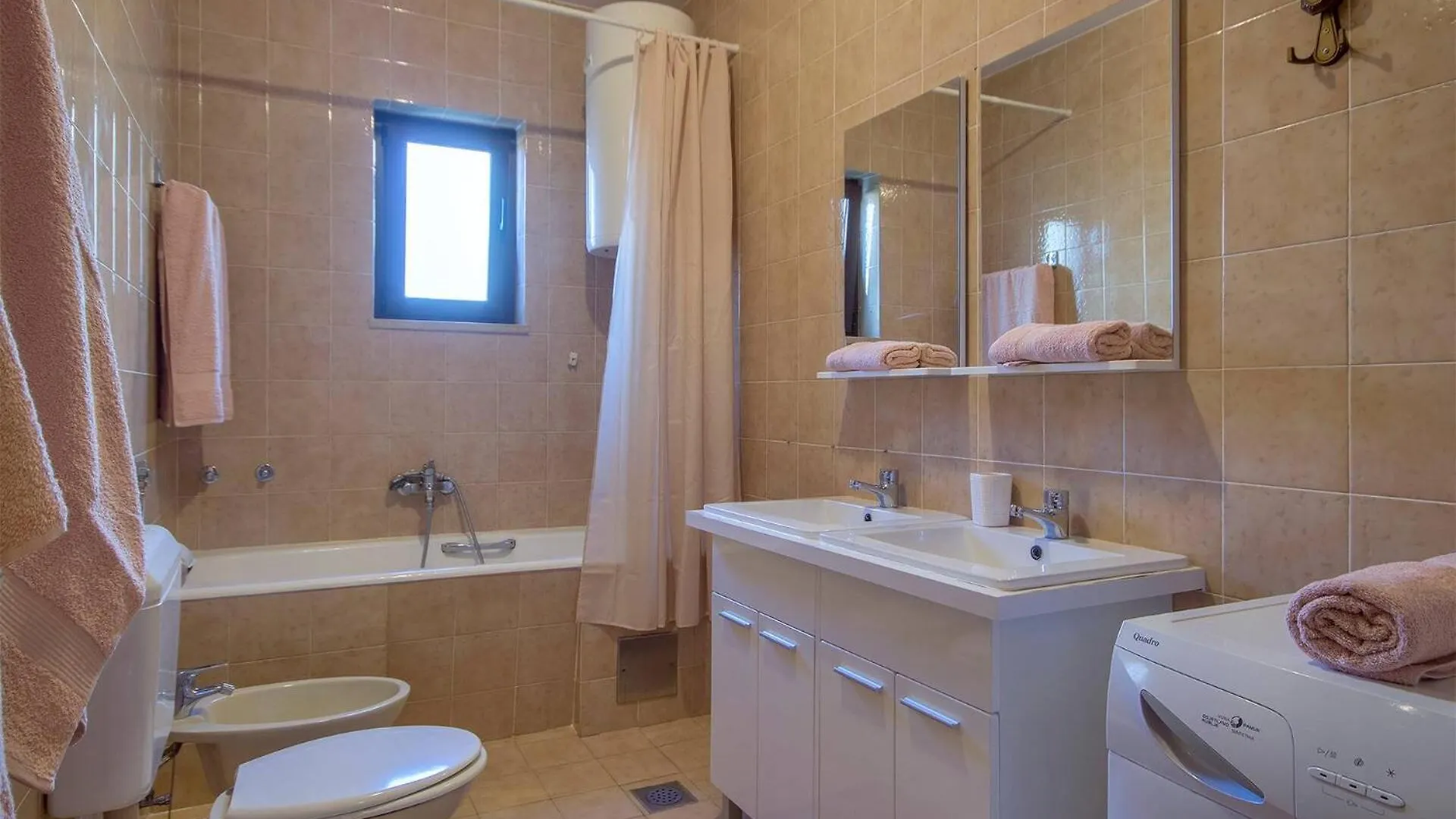 Modern, Affordable And Nicely Decorated - Paradise Pula 0*,