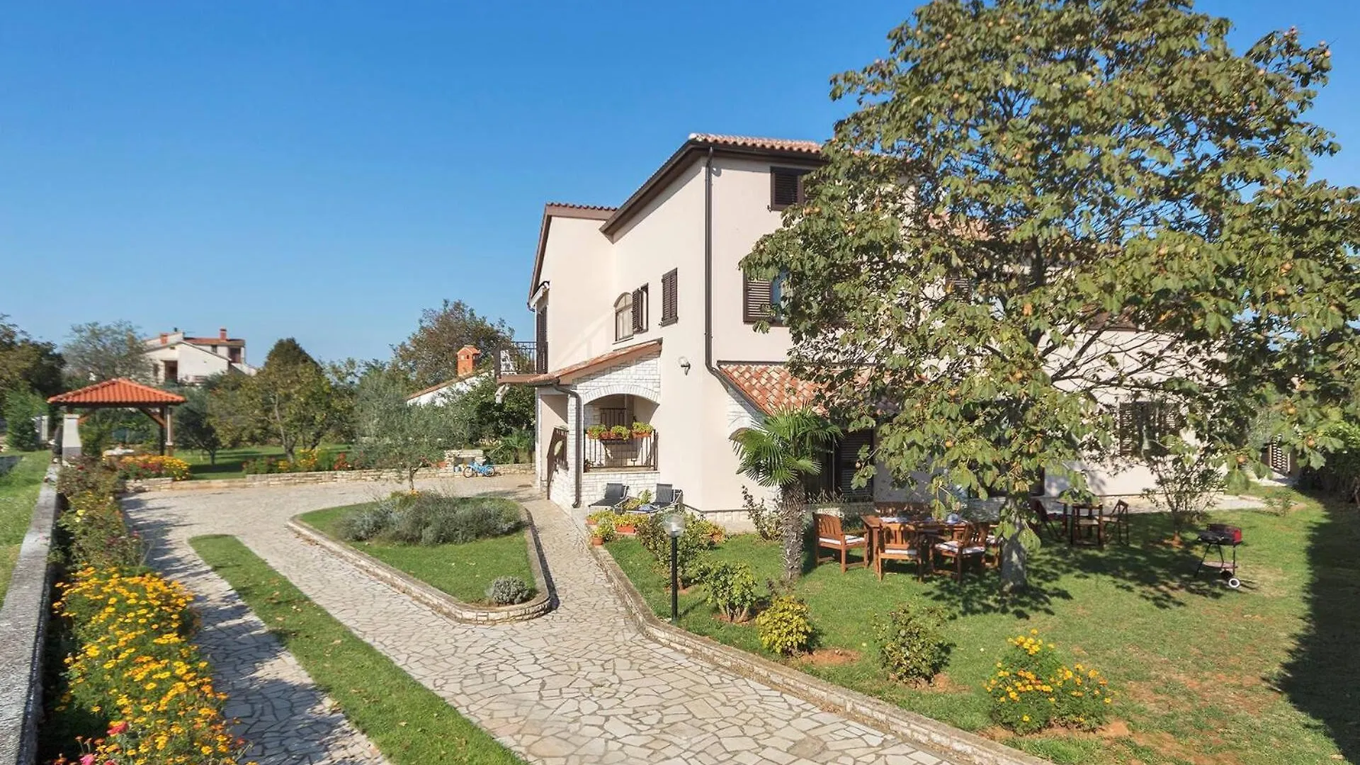 Modern, Affordable And Nicely Decorated - Paradise Pula